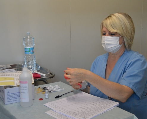 Vaccinazione volontari - preparazione dosi